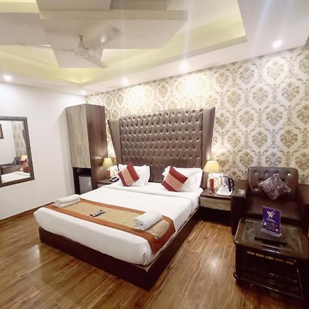 Hotel Waterfall Paschim Vihar Delhi Экстерьер фото