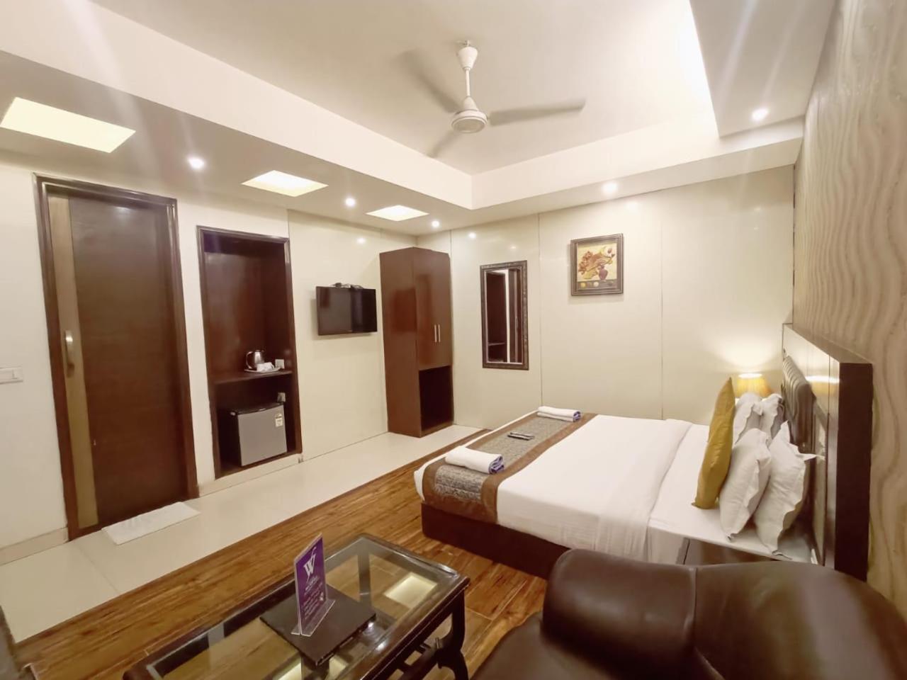 Hotel Waterfall Paschim Vihar Delhi Экстерьер фото