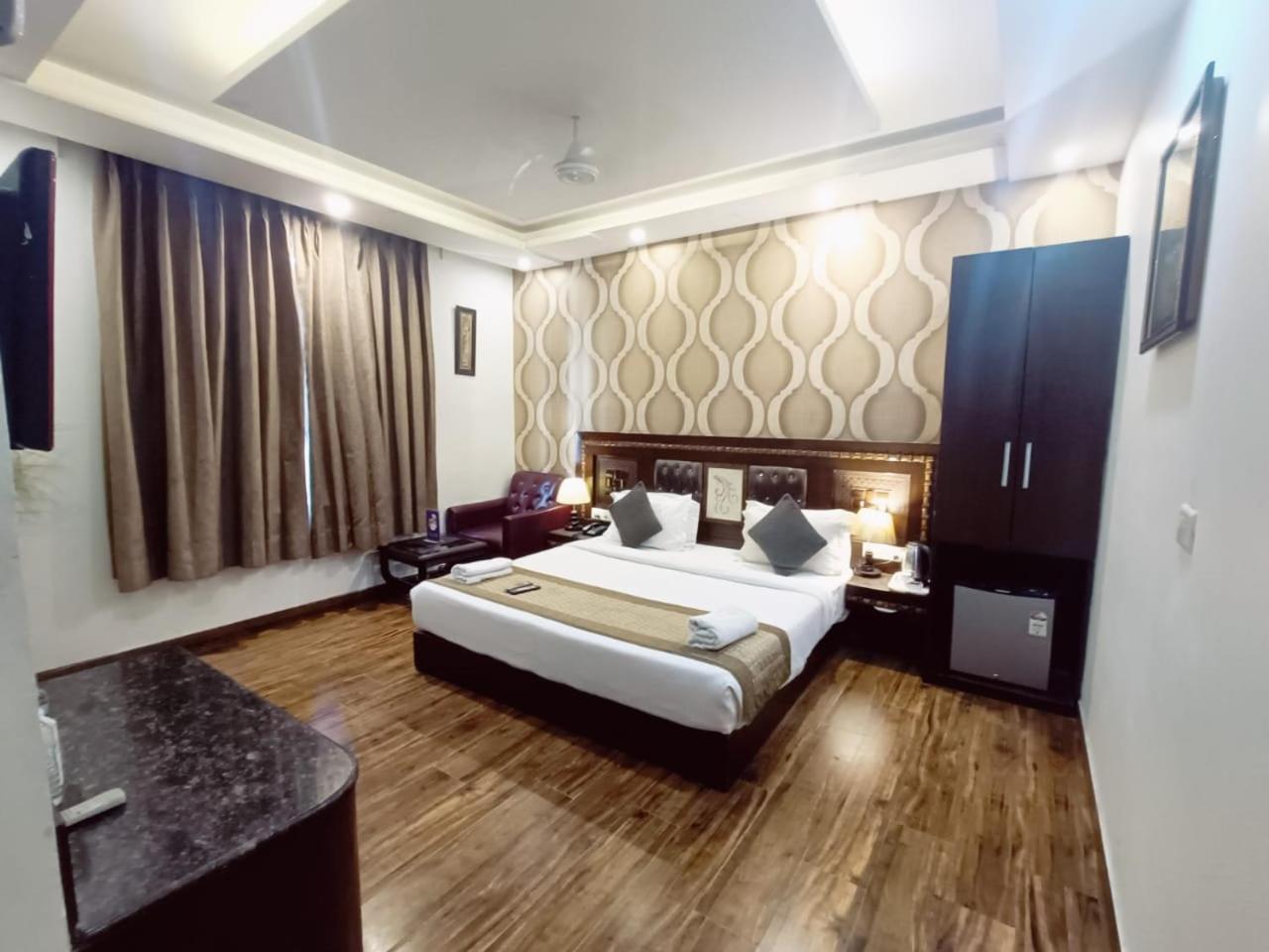 Hotel Waterfall Paschim Vihar Delhi Экстерьер фото
