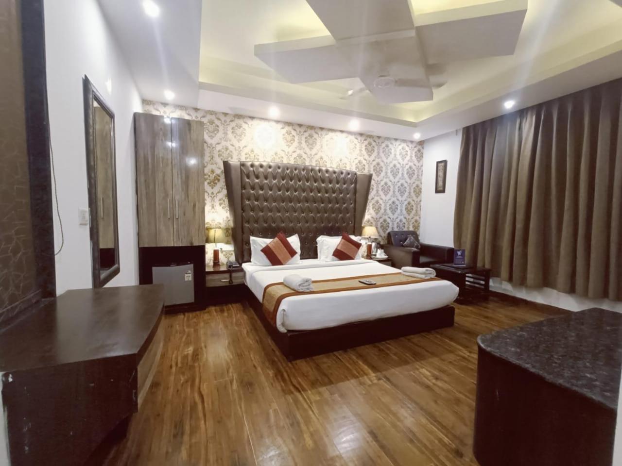 Hotel Waterfall Paschim Vihar Delhi Экстерьер фото