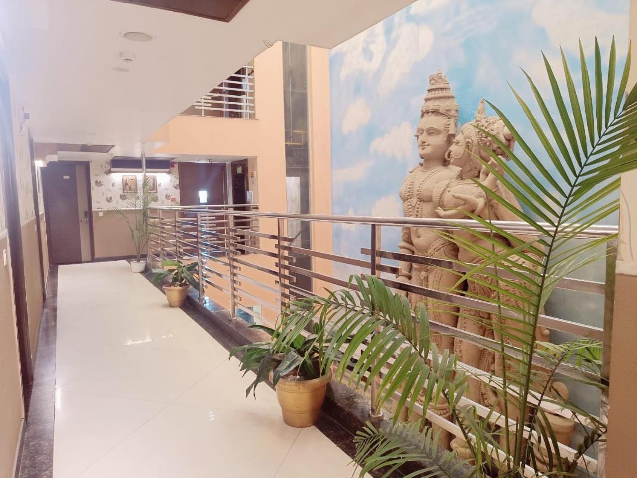 Hotel Waterfall Paschim Vihar Delhi Экстерьер фото