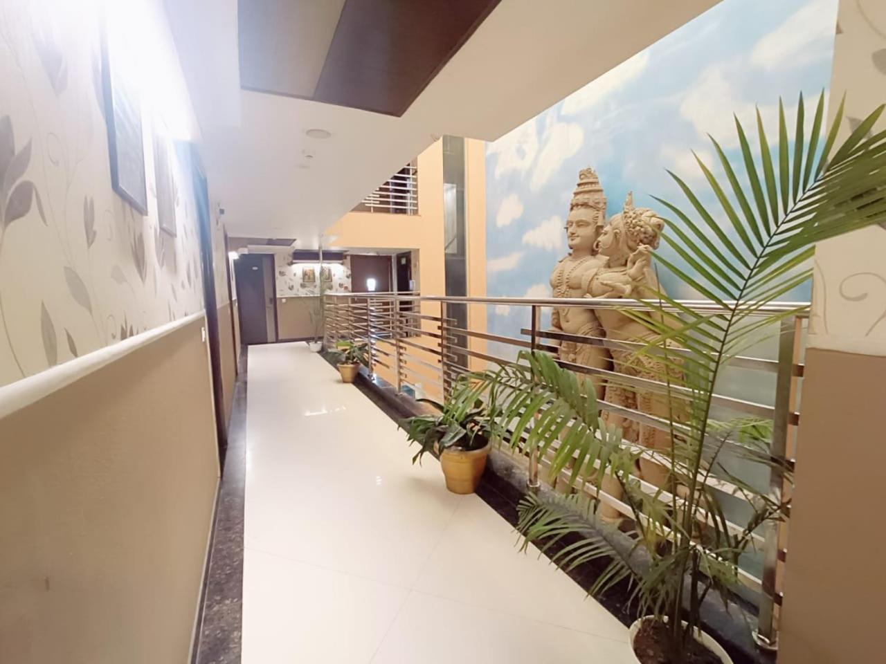 Hotel Waterfall Paschim Vihar Delhi Экстерьер фото