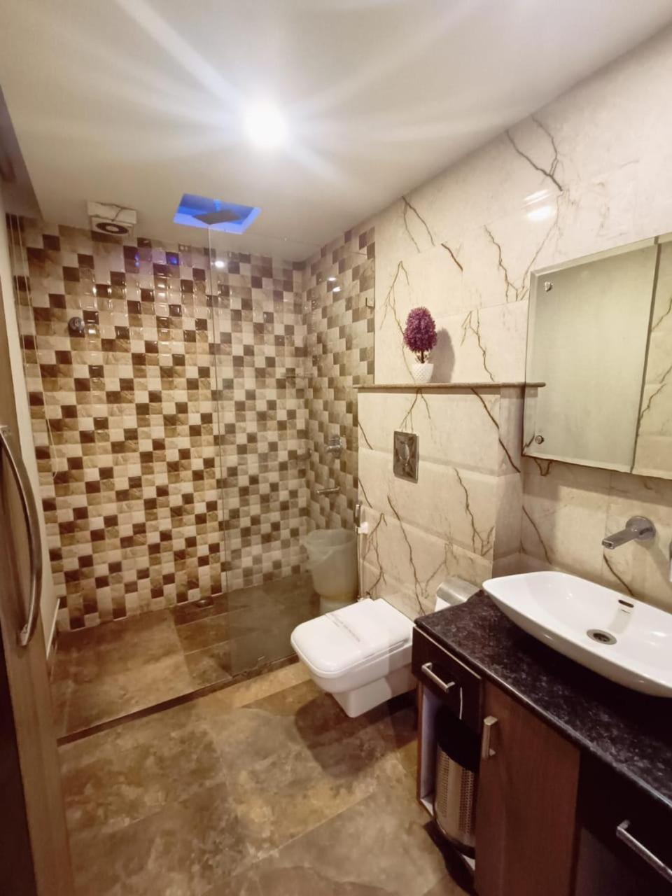 Hotel Waterfall Paschim Vihar Delhi Экстерьер фото